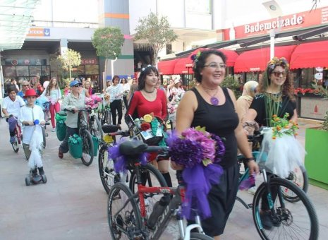 Süslü Kadınlar Bisiklet Turu